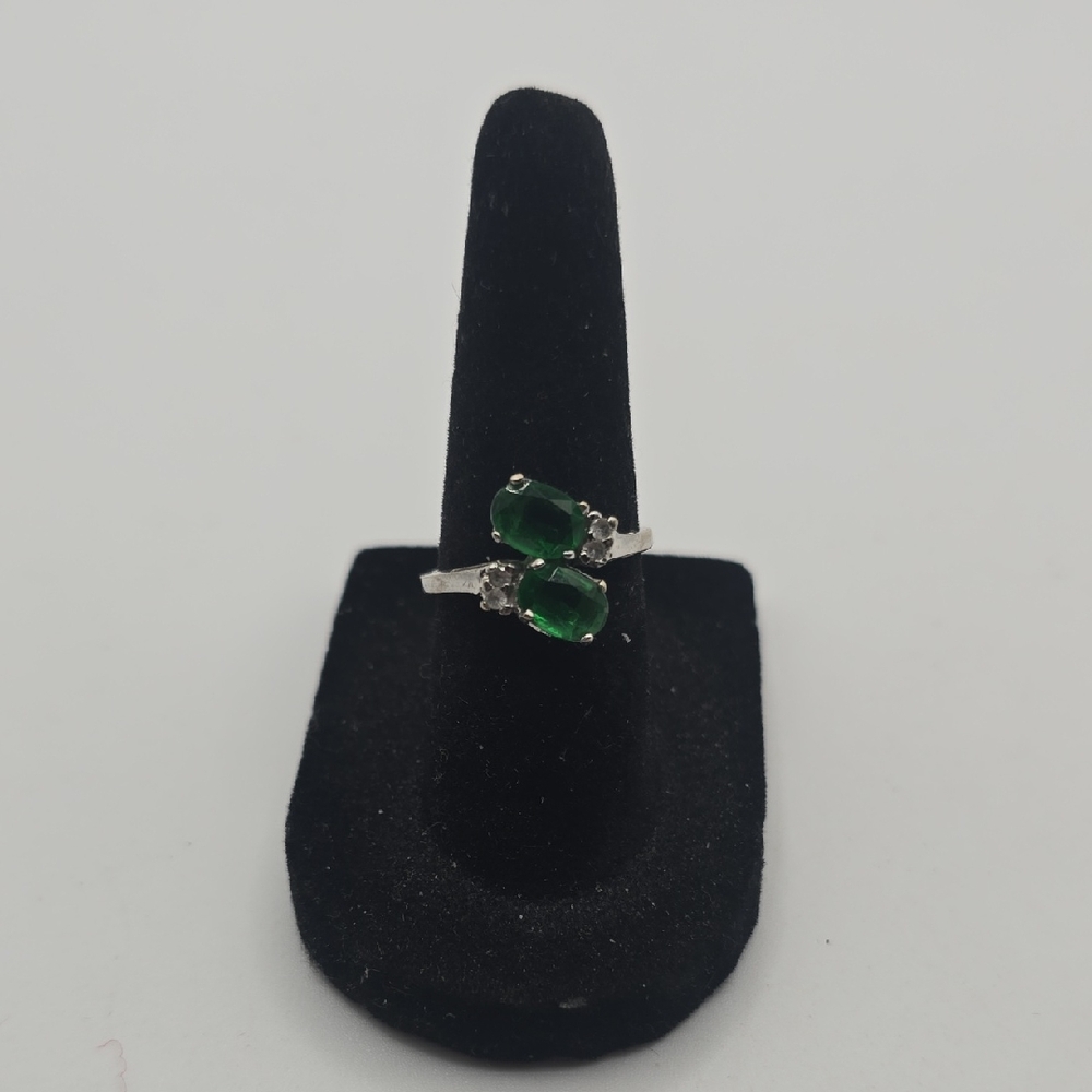 10k White Gold and Green Crystal Ring